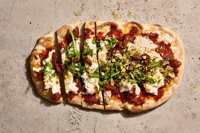 Pinsa, grillattua kananpoikaa, pistaasia ja rucolaa