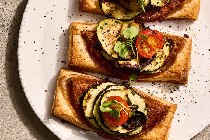 Kesäkurpitsapiiras vegepihvillä