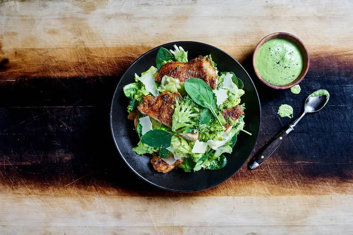 Rapeaksi paistettua broilerinkoipea ja parsakaalia, rakuunaa ja parmesaanijuustoa