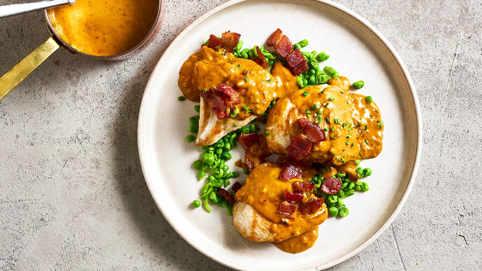 Currykana pekonikastikkeessa