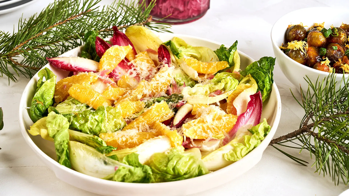 Endiivi-romainesalaatti, punasipulia ja appelsiinia