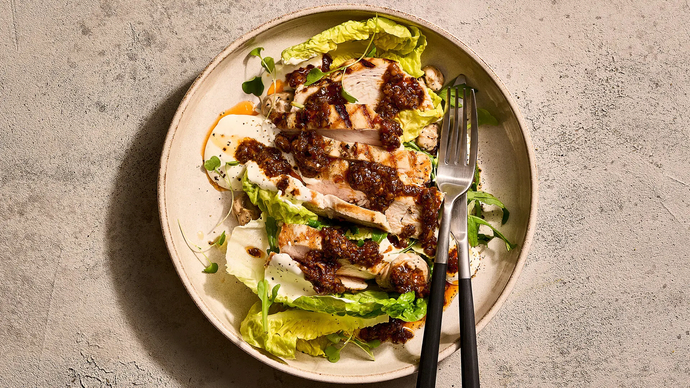 Grillattua kananpoikaa, sieni XO-kastiketta ja mustaa aiolia