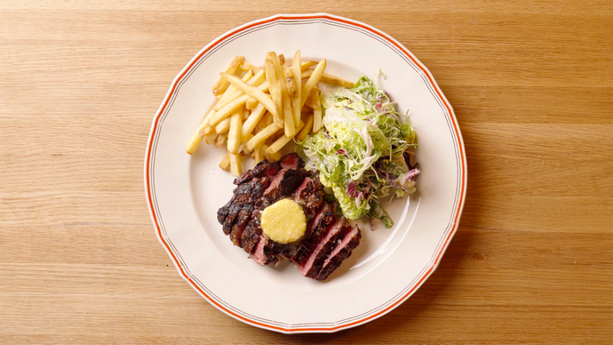 Grillattu naudan marmori entrecote, sydänsalaattia ja parmesaanijuustovoita