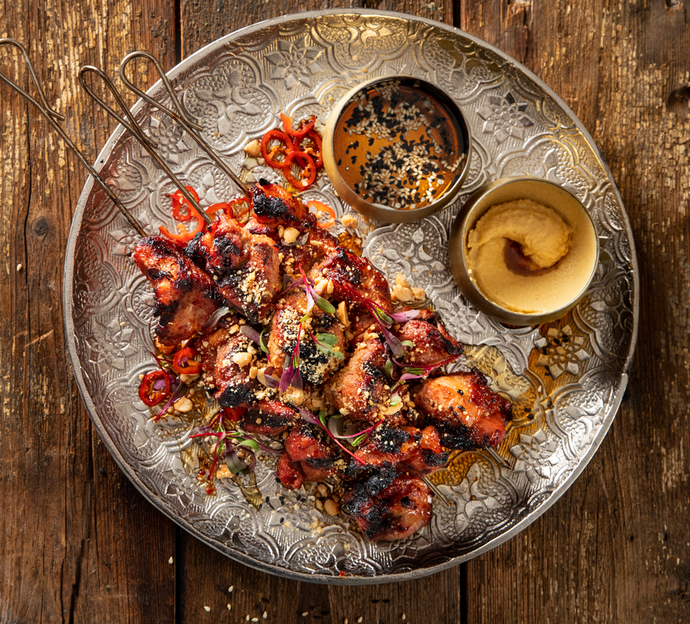 Grillattua porsaan sisäfileetä, punaista misotahnaa ja paahdettua seesamiöljyä