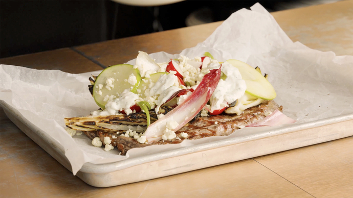 Grillattu possulankku, marinoitua endiiviä ja fetajuustoa