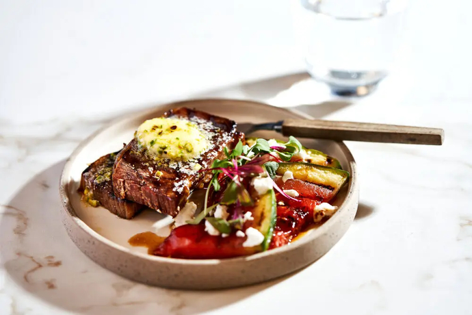 Grillattua häränrintaa ja pistaasivoita