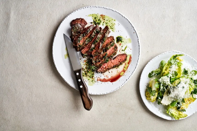 Grillattu naudan flat iron steak, salsa verdeä ja "vihreää salaattia ja parmesaanijuustoa & parmesan"