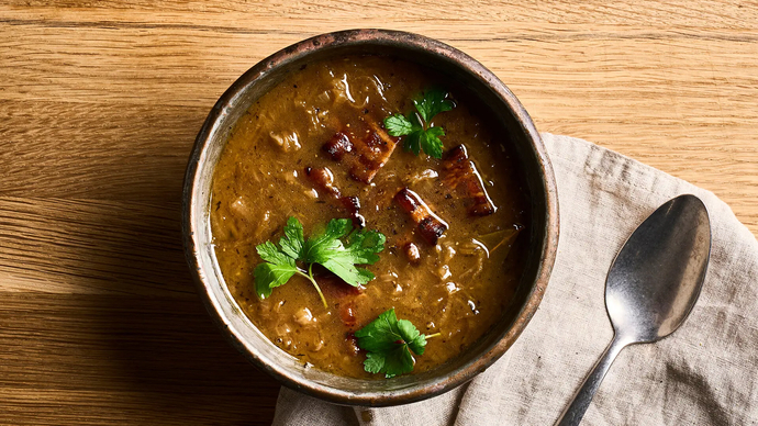 Karamellisoitu sipulikeitto ja hunajapaahdettua pekonia