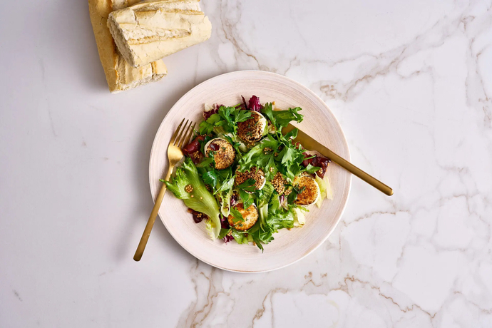 Vuohenjuustosalaatti ja rapeaa pekonia