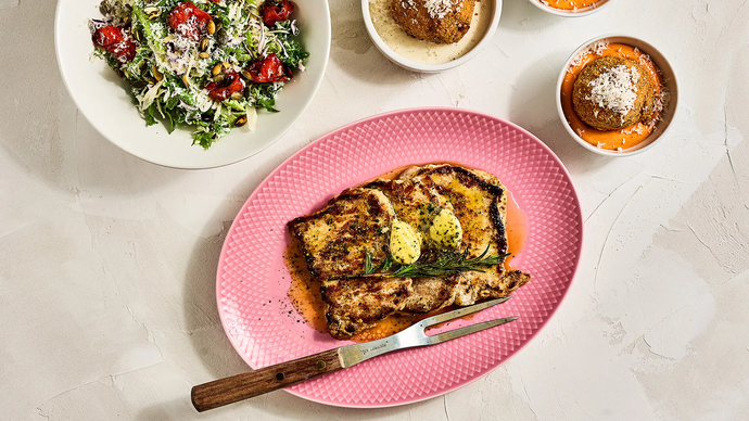 Porsaan fileepihvi, maustevoi, Mac & cheese -fritterit ja pikkelöidyt kasvikset