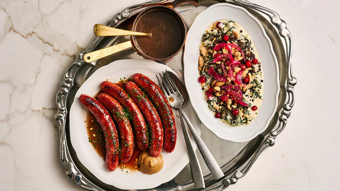 Joulumakkaraa, kermaista lehtikaalia ja puolukoita