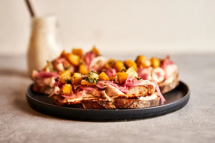 Kalkkunapastramileipä, pikkelöityä punasipulia ja karamelli-omenaa