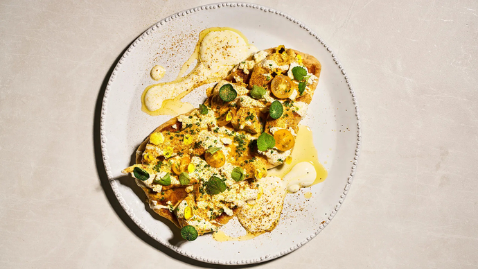 Naanleipä vadouvan kanacurrylla, paneer-juustolla ja grillatulla voilla