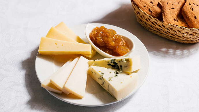 Kanelisavustettua omenakompottia, kuminanäkkileipää ja kotimaisia juustoja