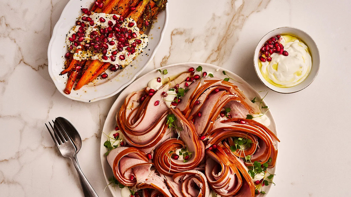 Kariniemen savukalkkunafilee, granaattiomenaa ja paahdettuja porkkanoita