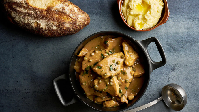 Porsaanpaistia ja kapriksella maustettua pippuri-kermakastiketta