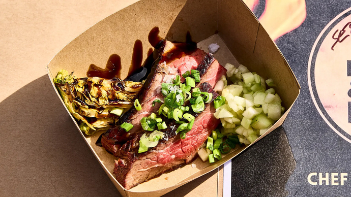 Kimchillä glaseerattua rotukarjan Flanksteakia, omena-kurkkusalaattia ja grillattua gem-salaattia