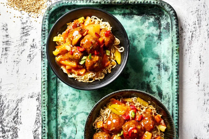 Lihapyörykät, sweet & sour -kastike ja porkkananuudelit