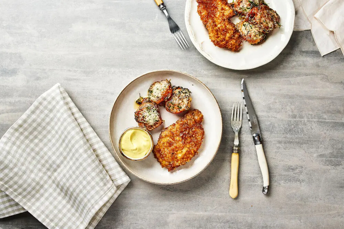 Maissipaneroitu viljaporsaan ulkofilee, bearnaisekastike ja grillitomaattia