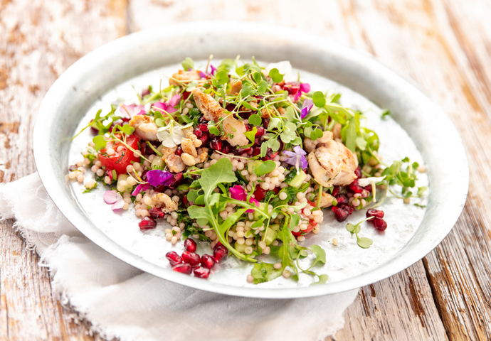 Broilerisalaatti ja granaattiomenaa