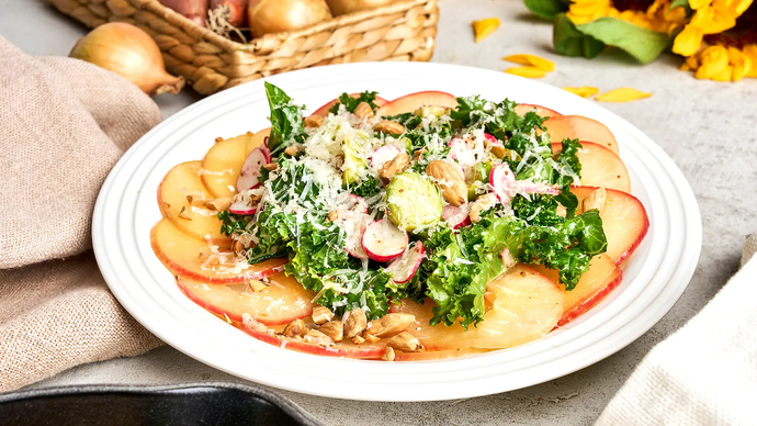 Mustakaali–ruusukaalisalaatti omenalla