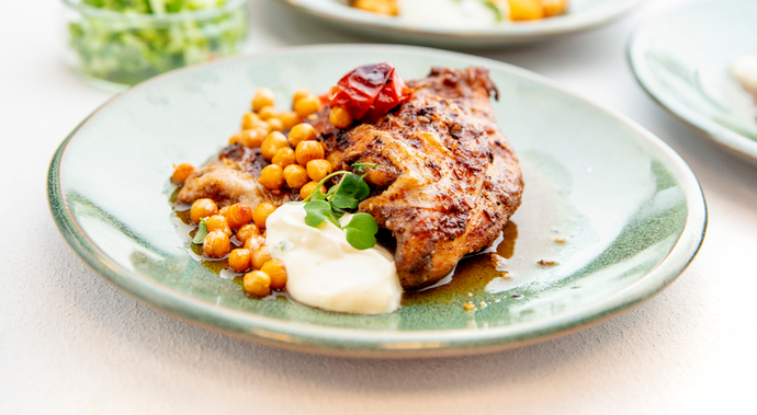 Paahdettua kananpoikaa, harissaa ja kikherneitä