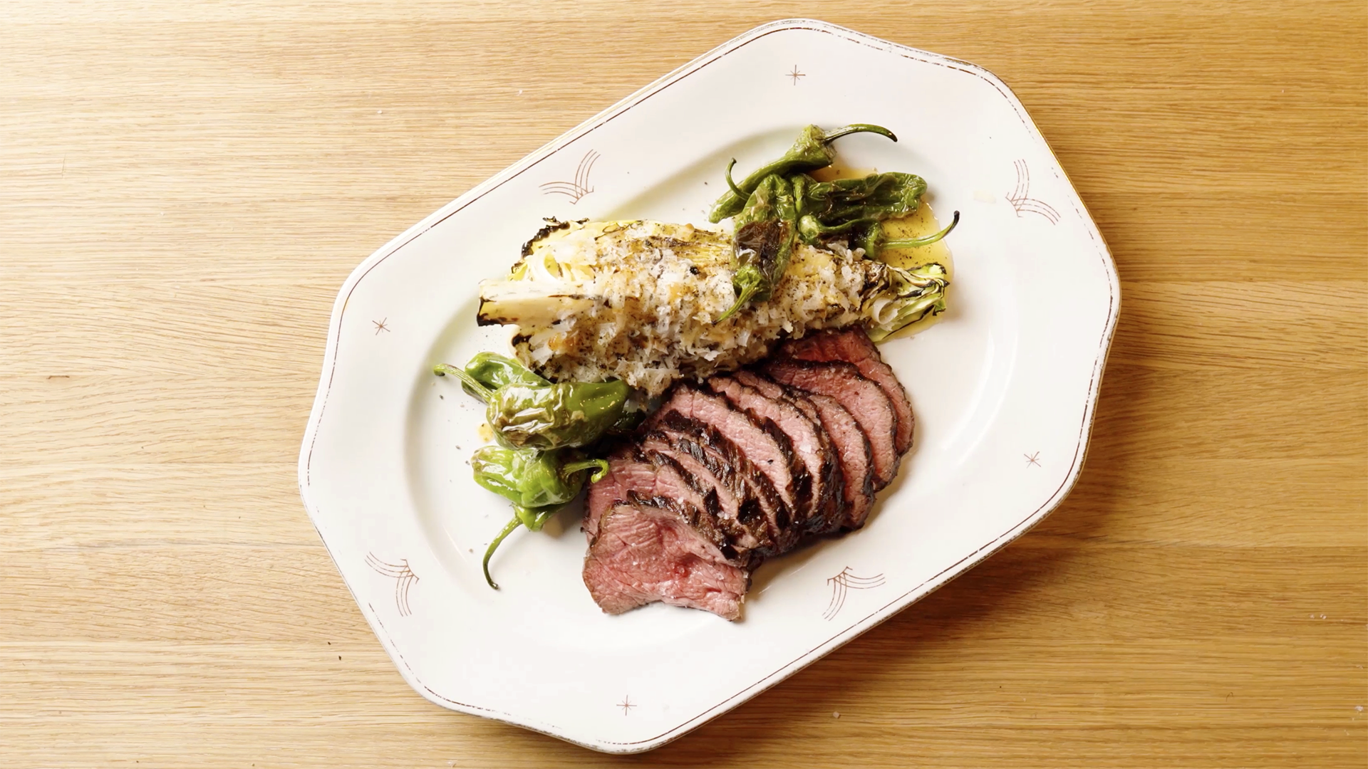 Paahdettua naudanpaistia ja padrón-paprikoita