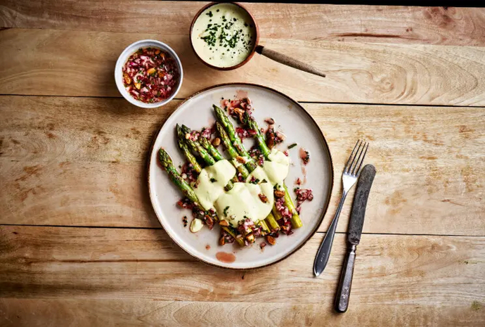 Paistettua parsaa, bearnaisekastiketta ja punasipuli-mantelivinegrettiä