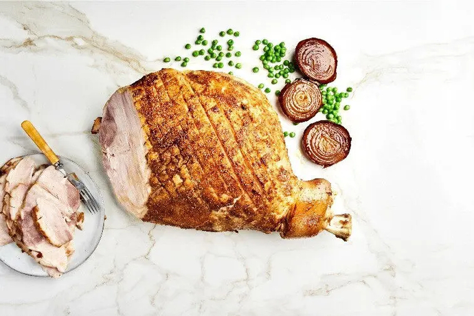 Perinteinen joulukinkku ja karamellisipulit