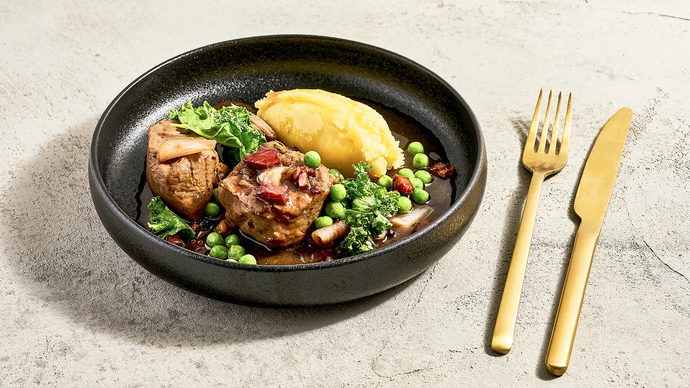 Porsaanfileetä timjamilla maustetussa punaviinikastikkeessa