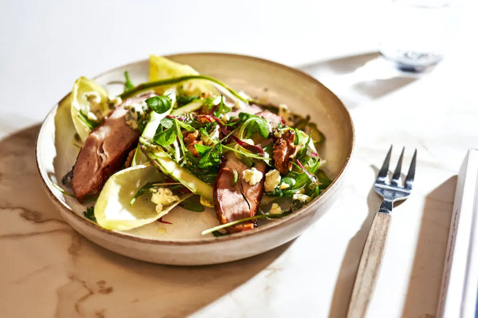 Possu- Aurajuustosalaatti ja hunajavinegrette