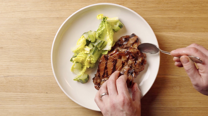 Possun kasslerpihvit ja piparjuurikurkkuja