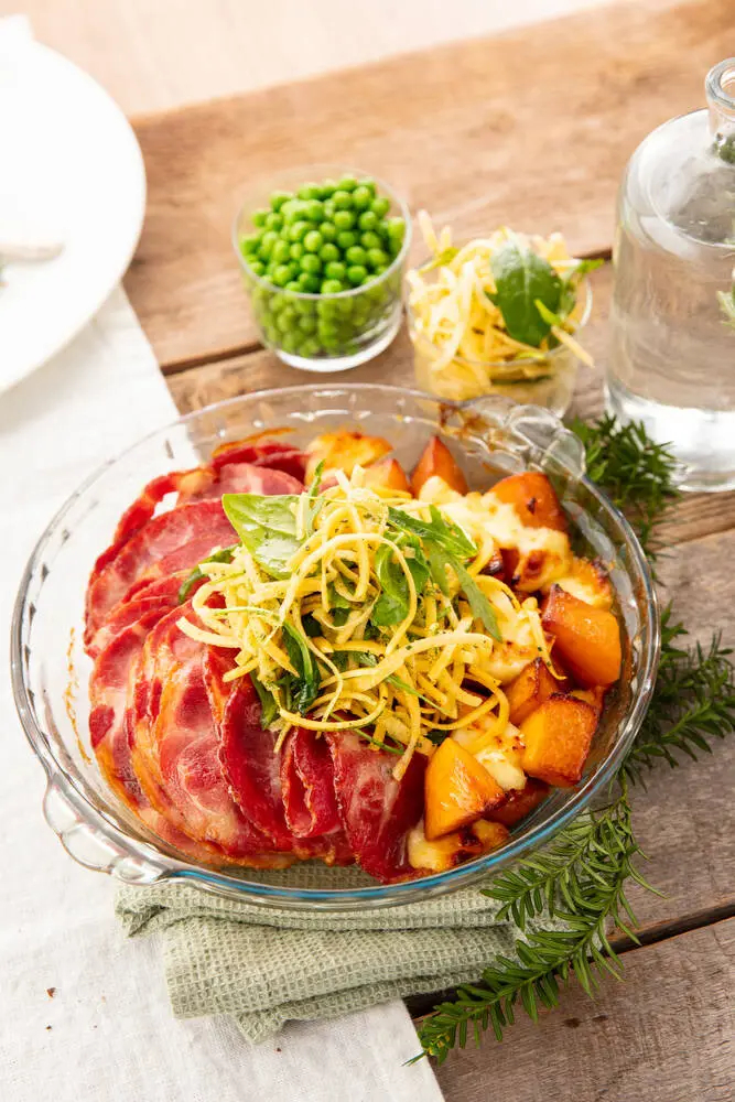 Ylikypsää porsaan niskaa, paahdettua lanttua ja kotijuustoa