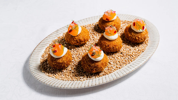 Savumuikku-kroketti, valutettu kermaviili ja marinoitu sipuli
