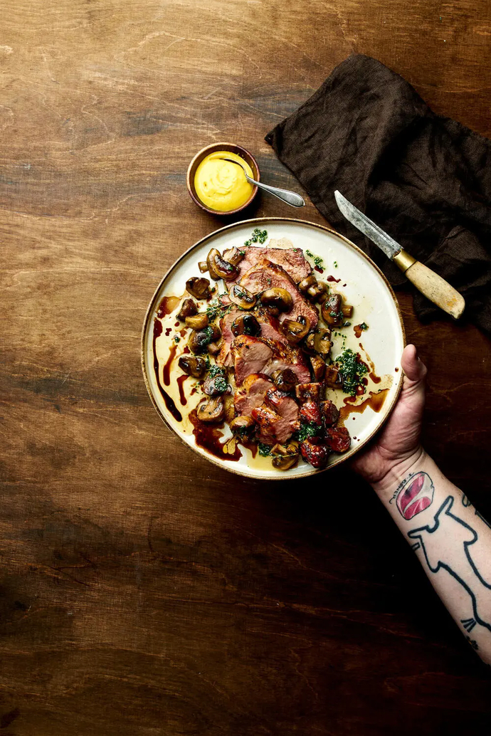 Savustettua porsaan kassleria, paistettuja herkkusieniä ja balsamiviinietikkaa