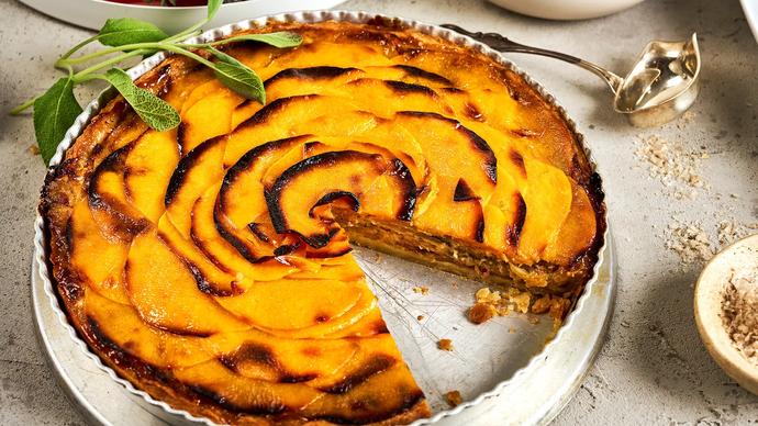 Syksyinen juures-pekonipiiras karamellisoiduilla sipuleilla