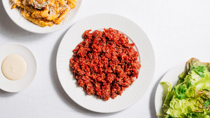 Härkätartar, vihreä salaatti, parmesaaniranskalaiset ja Dijonnaise