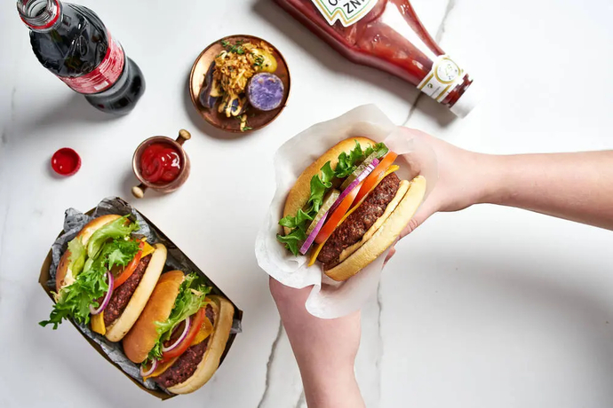 Vegeburger, paahdettua perunaa ja rapeaa sipulia