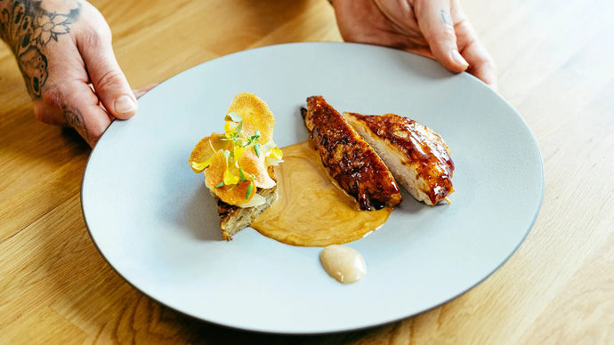 Paahdettua kananrintaa, maa - artisokka terriiniä päärynää sekä foyot kastiketta