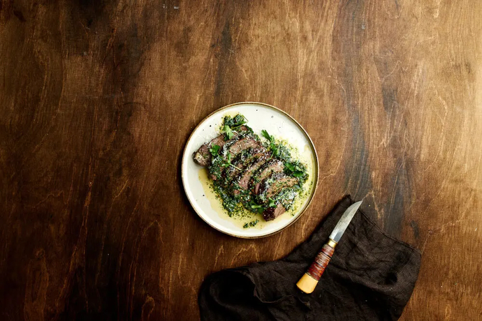 Ylikypsä rotukarjan chuck roll, chimichurri-kastiketta ja parmesaanijuustoa