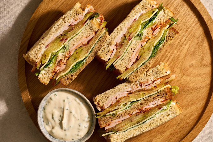 Palvikinkkusandwich ja sinappi-omenapikkeliä