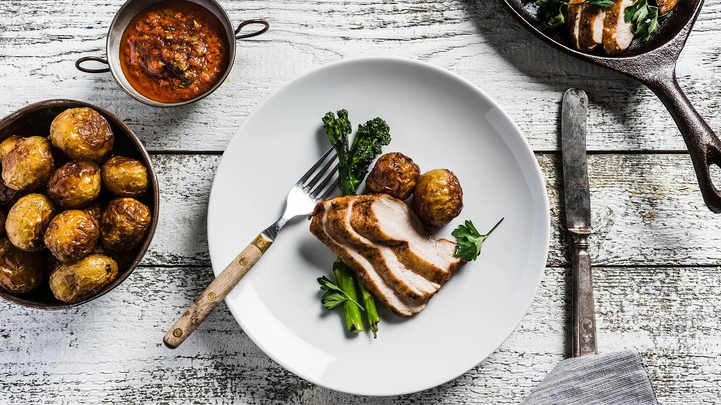 Kattauksessa on fileepihviviipaleita, grillattuja kokonaisia perunoita sekä broccoliinaa.