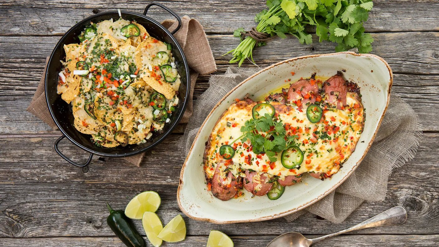 Meksikolaistyylinen uunimakkara, jonka pinnalla on värikkäästi mm. tomaattia ja korianteria