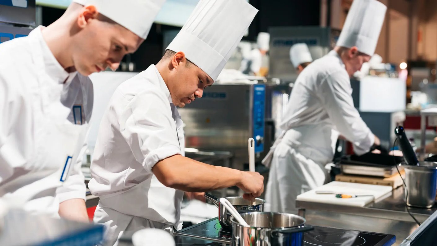 Vuode Kokki 2023 -kisasta kuva, jossa näkyy 3 kokkia työssään.