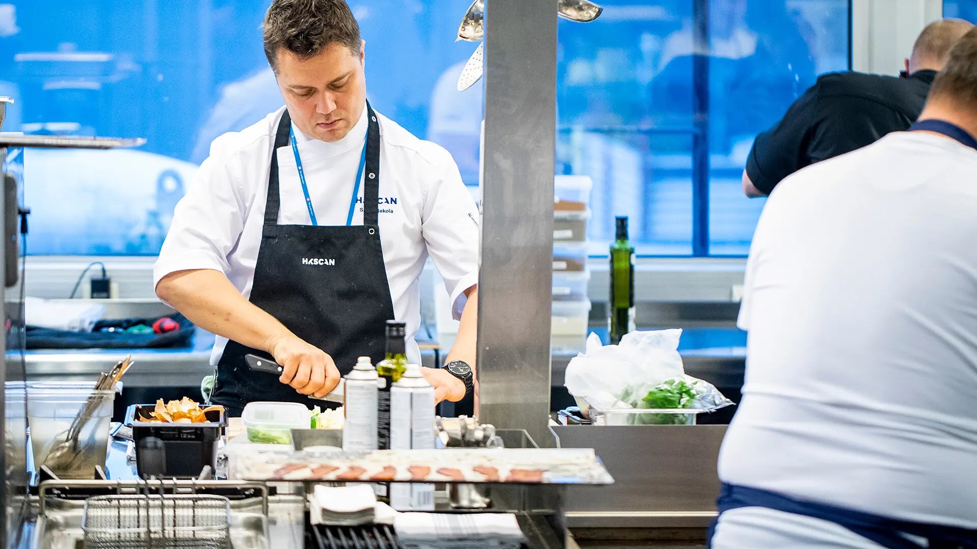 Keittiömestari Sami Rekola valmistaa ruokaa HK-demokeittiössä