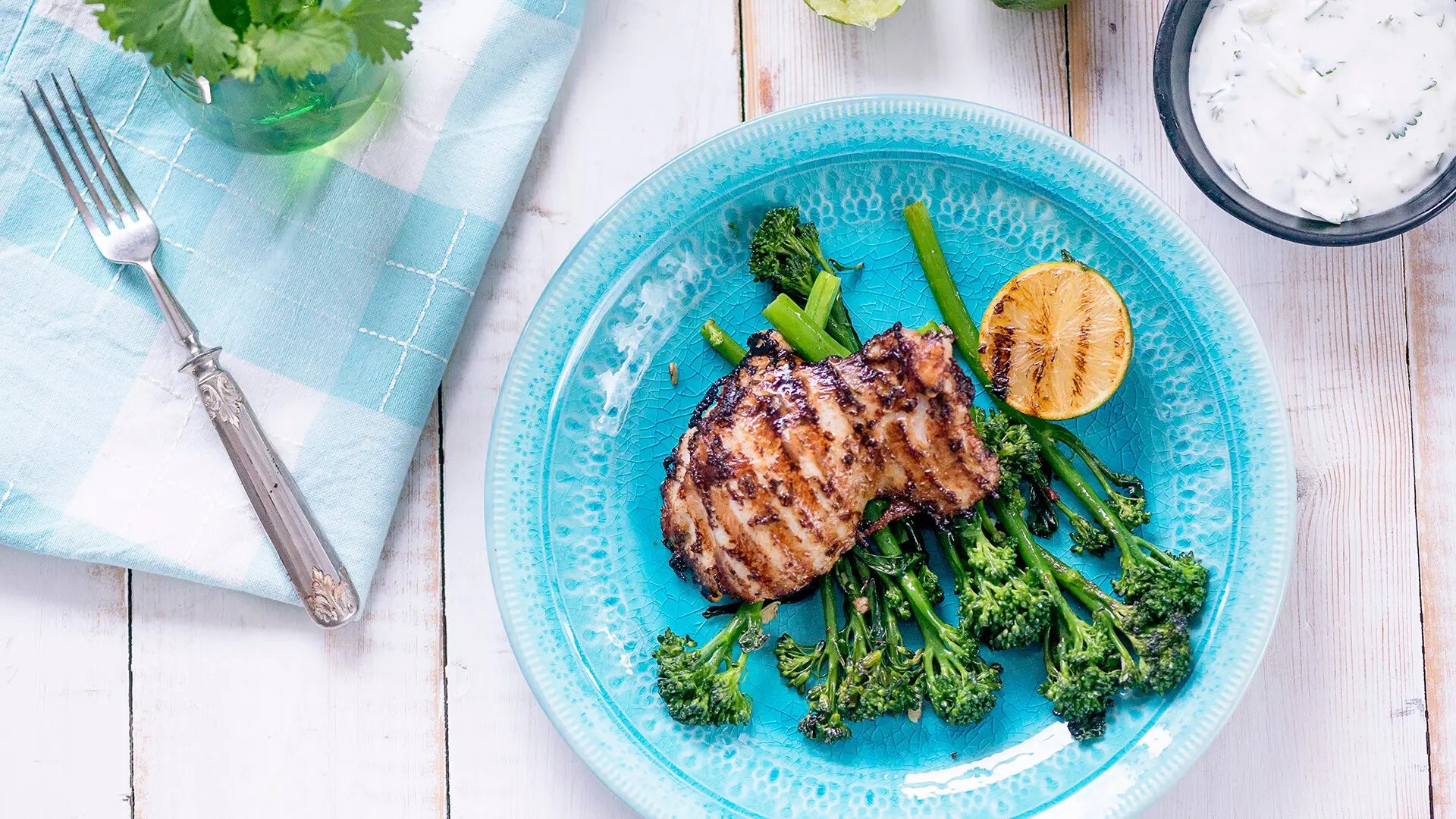 Lautasella Kariniemen lime-korianteri-paistileikettä ja varsiparsakaalia. Kulhossa lime-korianterimajoneesia.