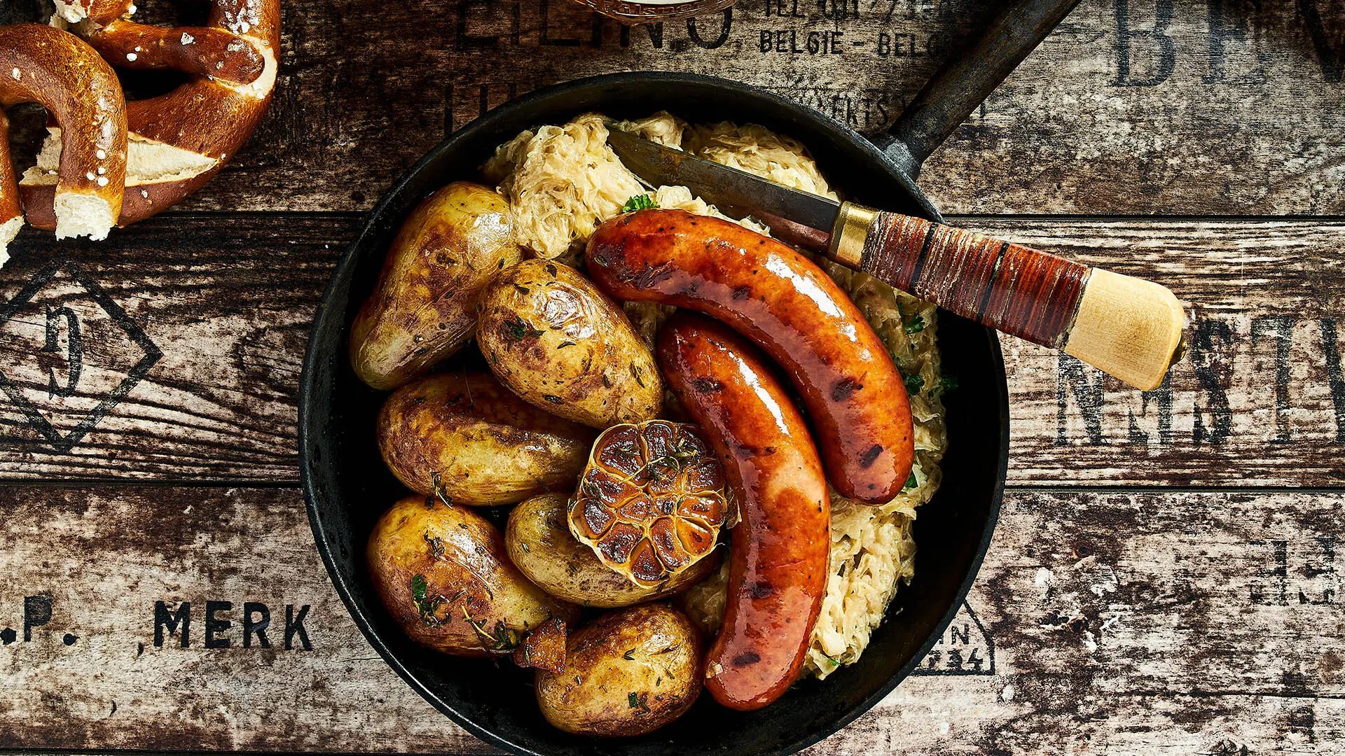 HK-Maakarit Huberin huilu -makkaraa, hapankaalia ja perunoita pannulla.