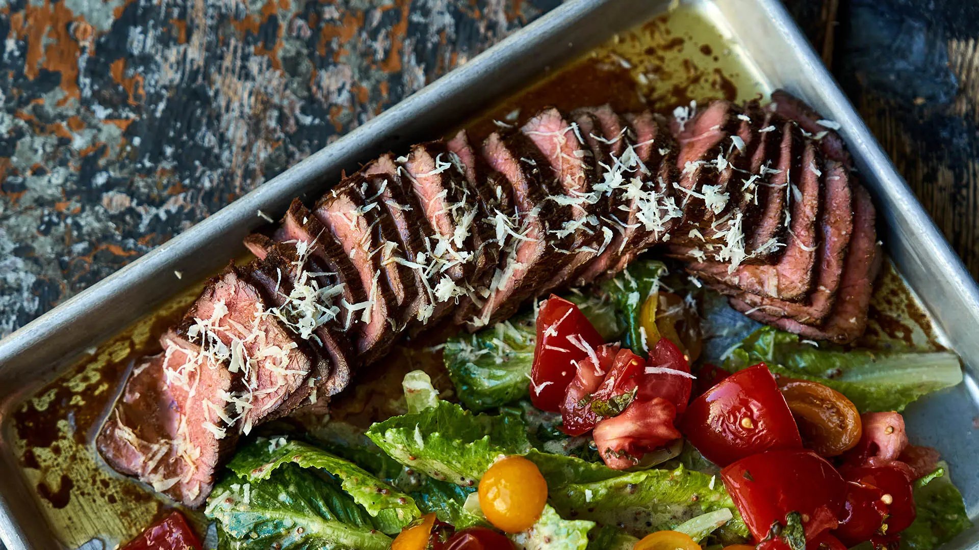 HK-paahtopaistia ja salaattia uunivuoassa.