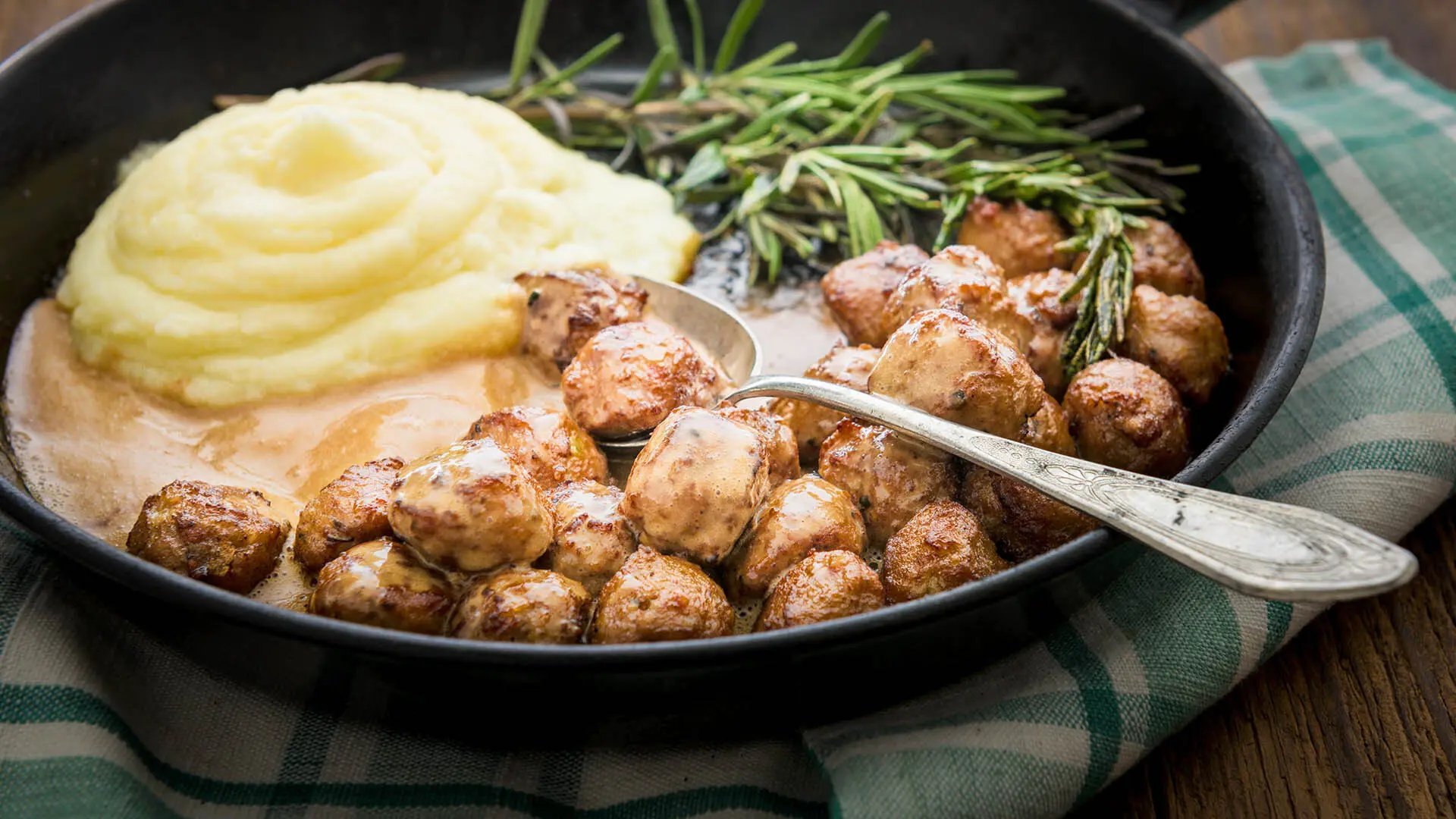 HK-lihapullia ja perunamuusia lautasella