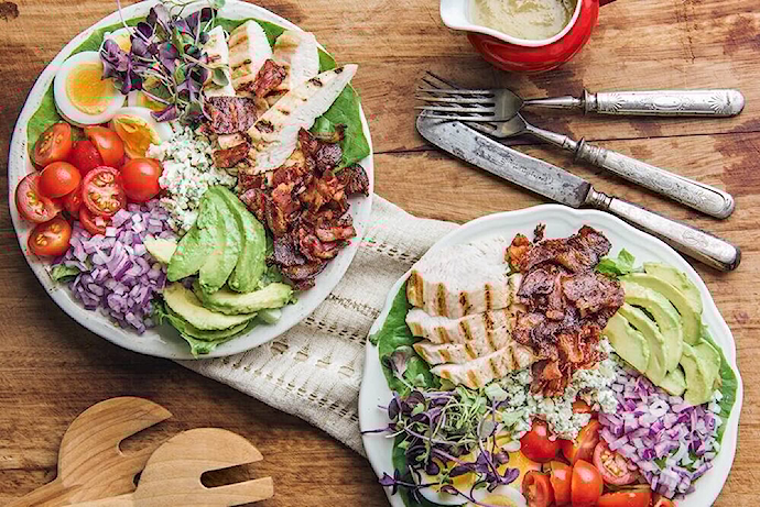 Klassinen Cobb – salaatti, grillattua kananpoikaa, avocadoa ja tomaattia